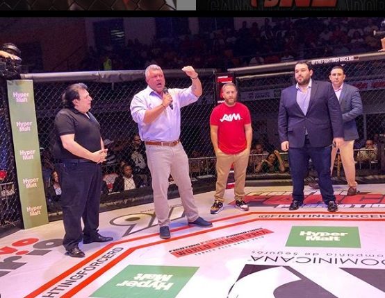 Lex Mcmahon anunciando el próximo evento del mes de Octubre en colaboración con Titan FC.