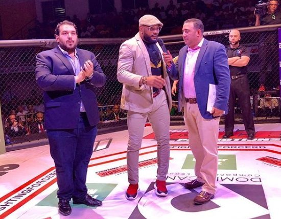 Yoel Romero, «El Soldado de Dios» agradeciendo por la invitación al histórico evento, junto a Rodolfo Dauhajre, presidente de FFP y Milton Cordero «Lechuga».