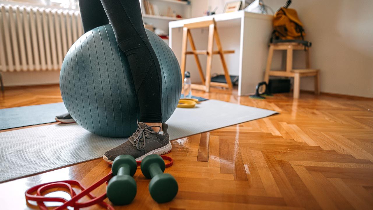 Diferentes herramientas para hacer ejercicio en la habitación.